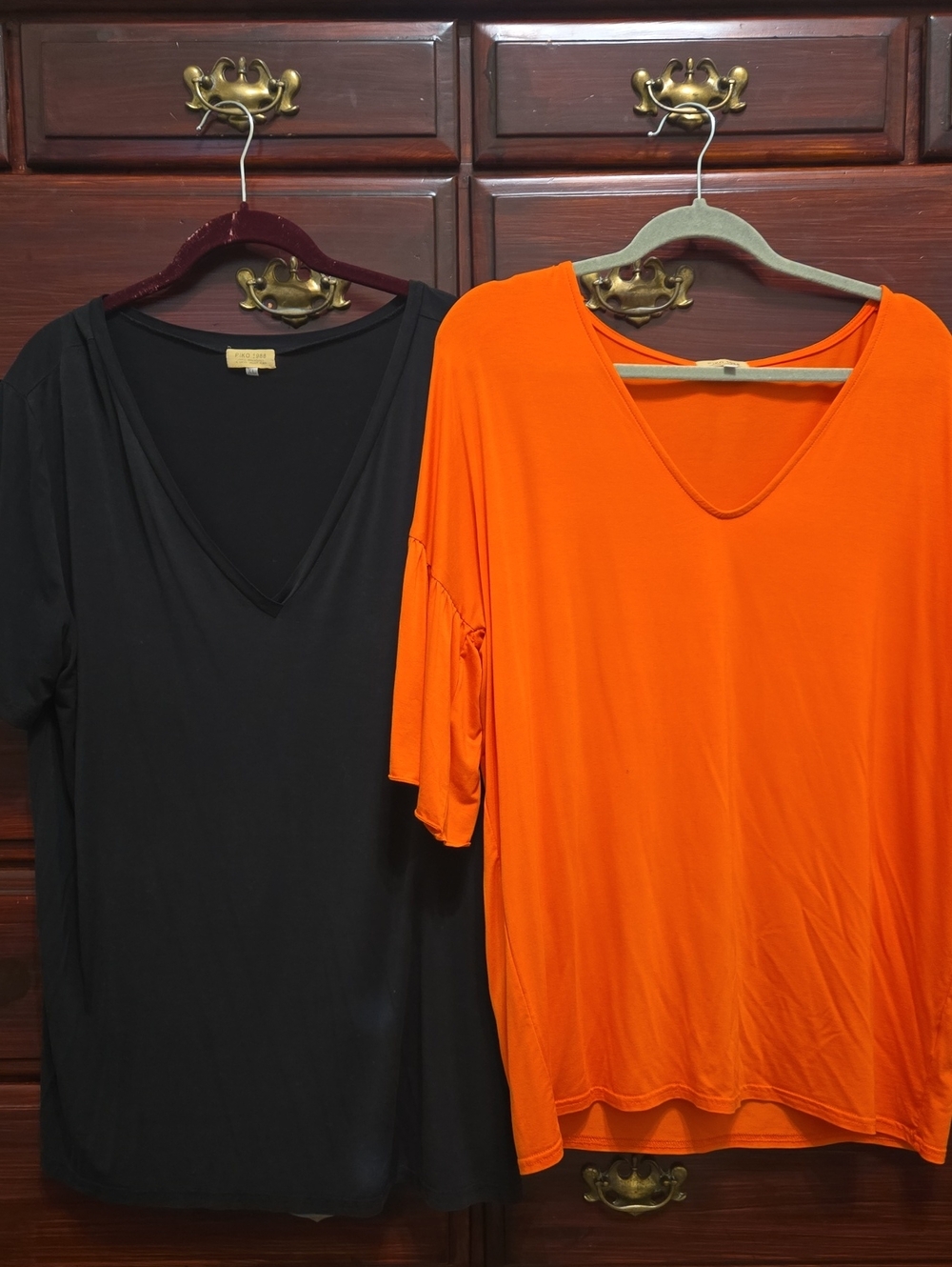 Piko 1988 V-Neck Short Sleeve Top Duo in Black and Bright Orange